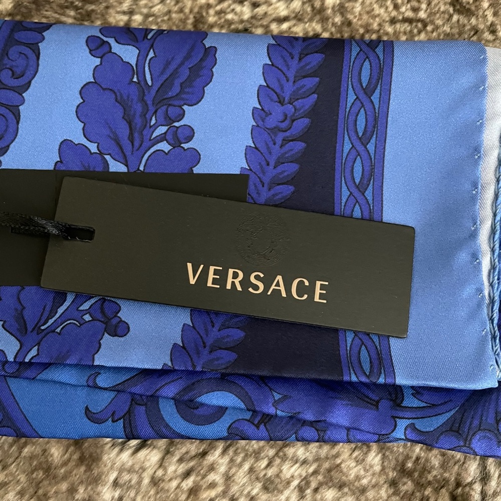 🌟Rare Versace Silk Scarf - Picture 2 of 7
